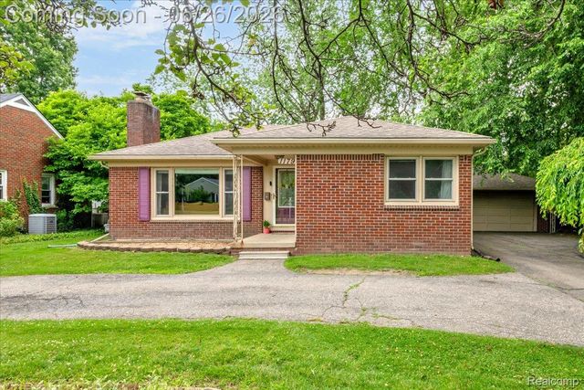 1179 Hampton Road, Grosse Pointe Woods, MI 48236