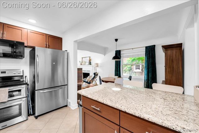1179 Hampton Road, Grosse Pointe Woods, MI 48236