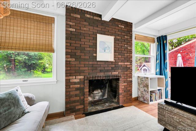 1179 Hampton Road, Grosse Pointe Woods, MI 48236