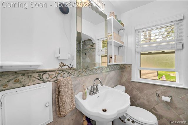 1179 Hampton Road, Grosse Pointe Woods, MI 48236