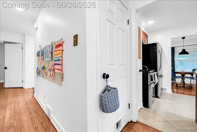 1179 Hampton Road, Grosse Pointe Woods, MI 48236