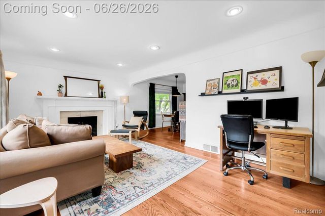 1179 Hampton Road, Grosse Pointe Woods, MI 48236