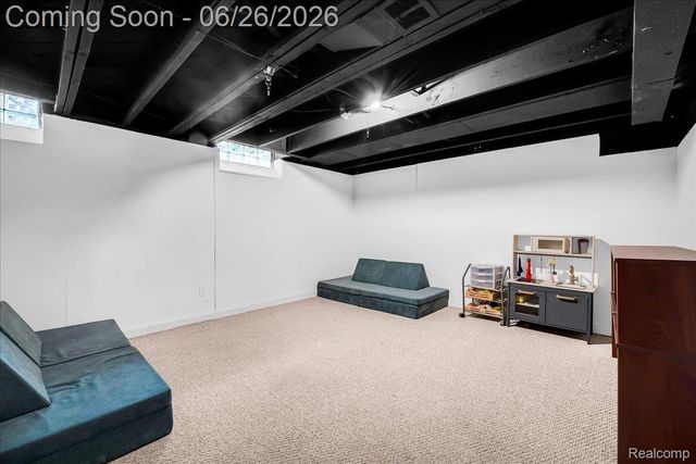 1179 Hampton Road, Grosse Pointe Woods, MI 48236