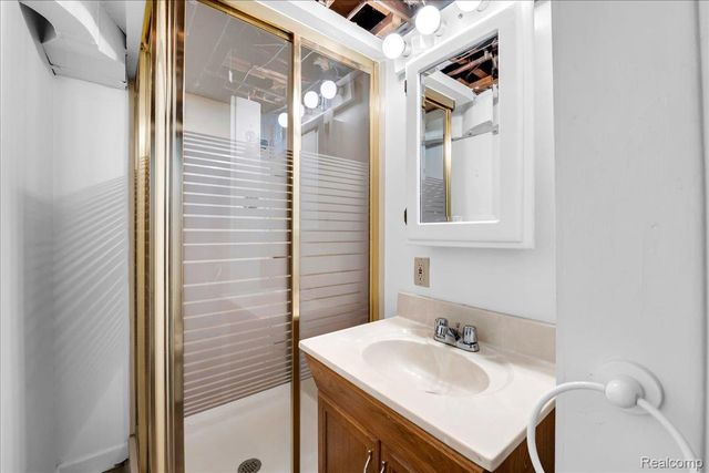 1179 Hampton Road, Grosse Pointe Woods, MI 48236