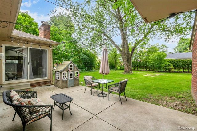 1179 Hampton Road, Grosse Pointe Woods, MI 48236