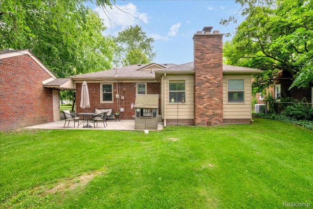 1179 Hampton Road, Grosse Pointe Woods, MI 48236