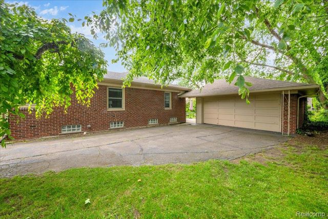 1179 Hampton Road, Grosse Pointe Woods, MI 48236