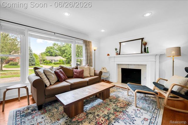 1179 Hampton Road, Grosse Pointe Woods, MI 48236