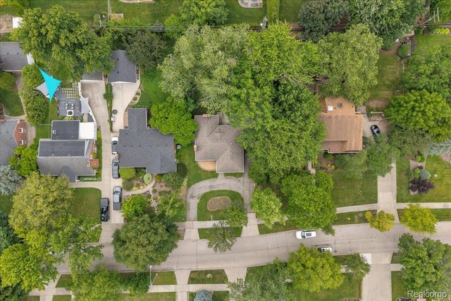 1179 Hampton Road, Grosse Pointe Woods, MI 48236