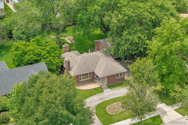 1179 Hampton Road, Grosse Pointe Woods, MI 48236