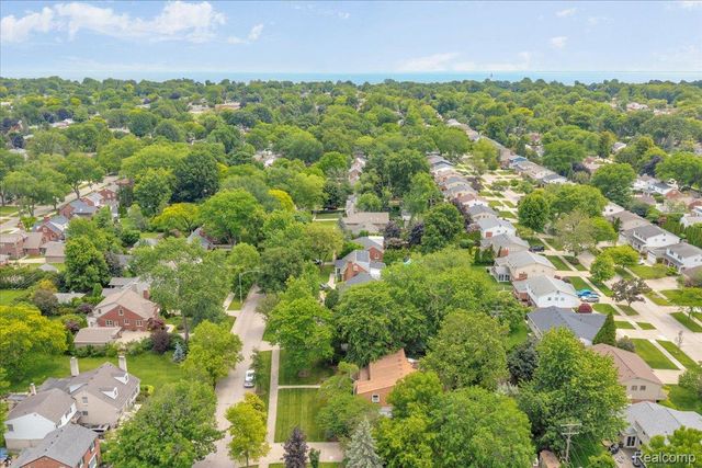 1179 Hampton Road, Grosse Pointe Woods, MI 48236