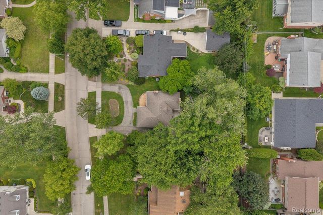 1179 Hampton Road, Grosse Pointe Woods, MI 48236