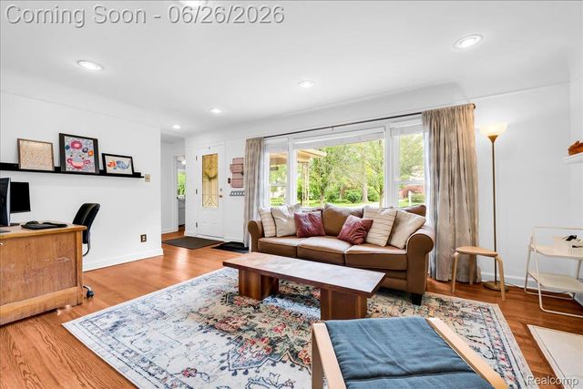 1179 Hampton Road, Grosse Pointe Woods, MI 48236