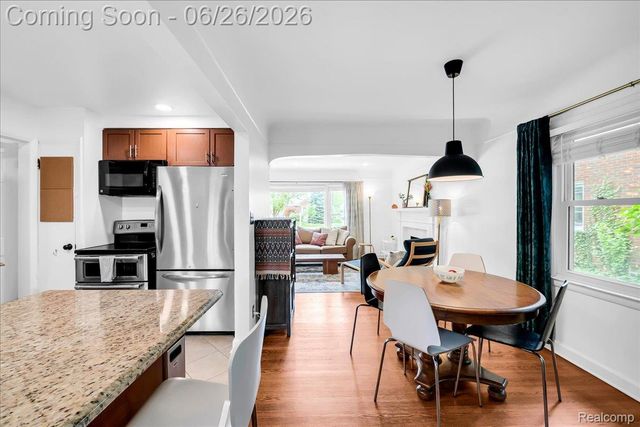 1179 Hampton Road, Grosse Pointe Woods, MI 48236