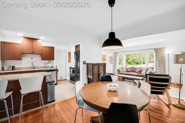 1179 Hampton Road, Grosse Pointe Woods, MI 48236