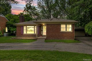 1179 Hampton Road, Grosse Pointe Woods, MI 48236