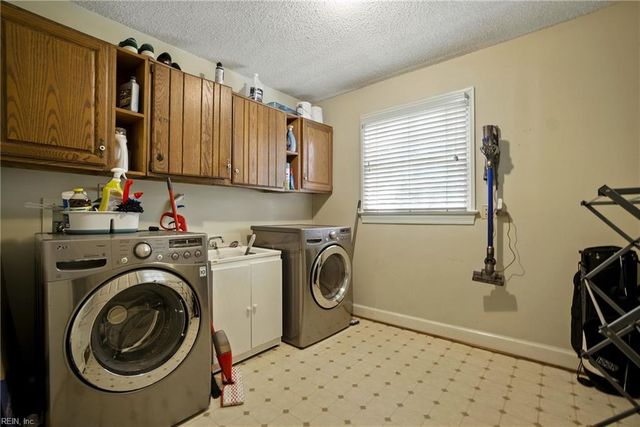1705 Lovetts Pond LN, Virginia Beach, VA 23454