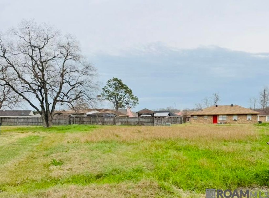 6868 Oak Glen Dr, Baton Rouge, LA 70812