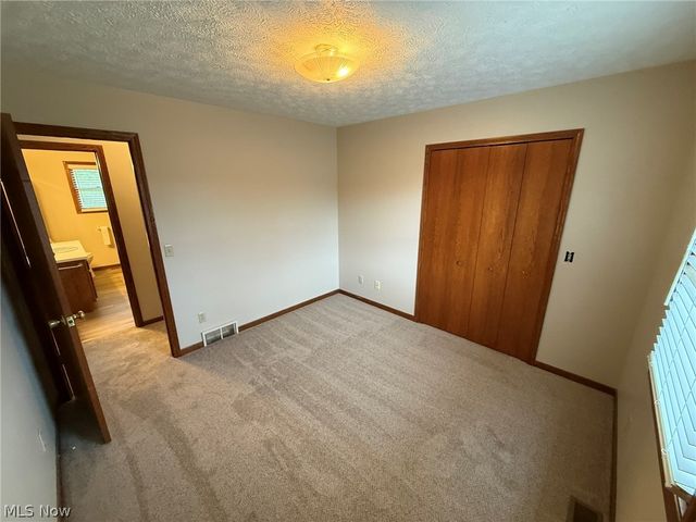 2286 Stonecreek Road SW, New Philadelphia, OH 44663