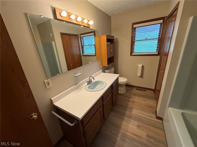 2286 Stonecreek Road SW, New Philadelphia, OH 44663