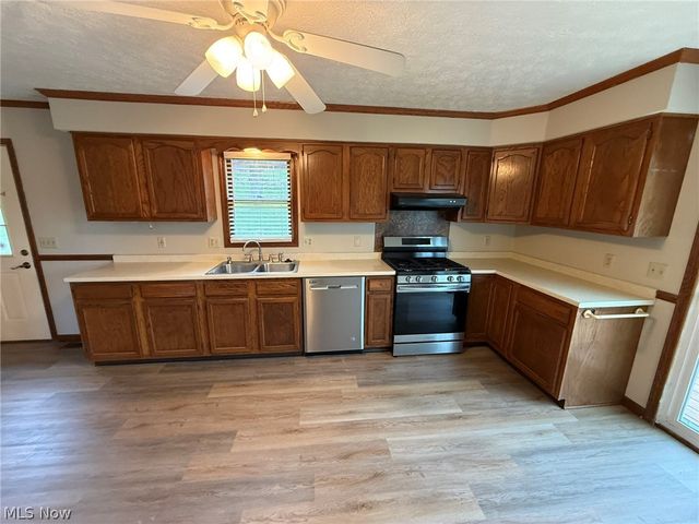 2286 Stonecreek Road SW, New Philadelphia, OH 44663