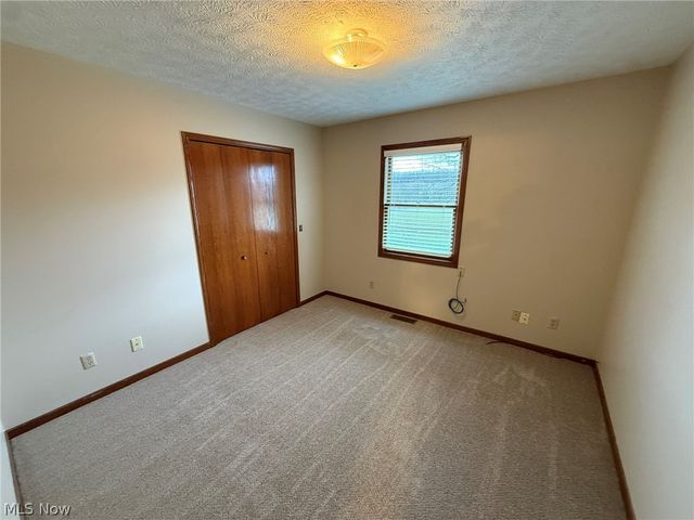 2286 Stonecreek Road SW, New Philadelphia, OH 44663