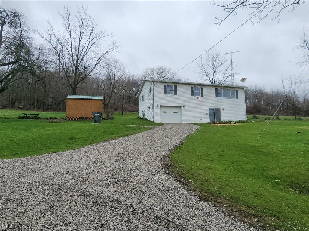 2286 Stonecreek Road SW, New Philadelphia, OH 44663