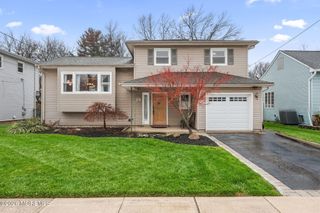 29 Hollywood Drive, Woodbridge, NJ 07095