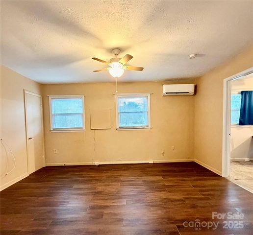 9 Riddle Road, Swannanoa, NC 28778