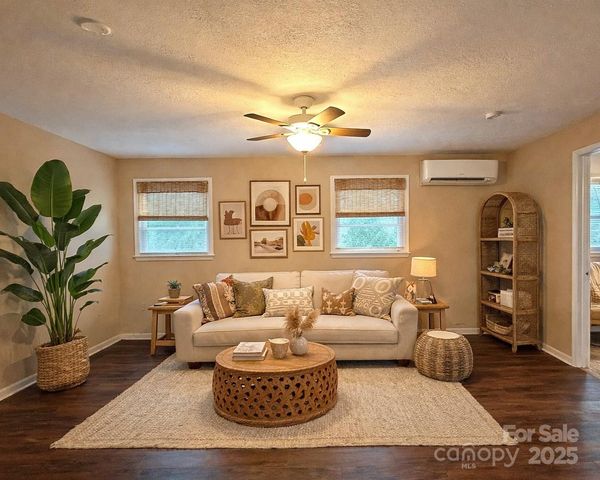 9 Riddle Road, Swannanoa, NC 28778