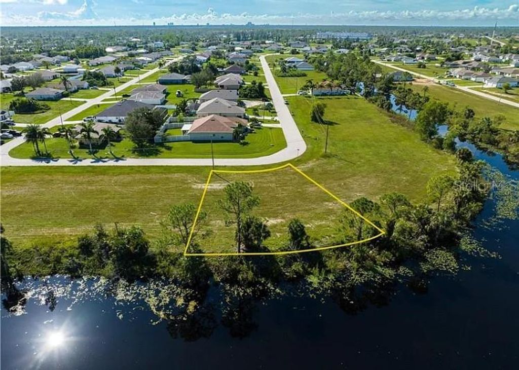 Image 3 of property listing at 2117 NE 43RD LANE, Cape Coral, FL 33909