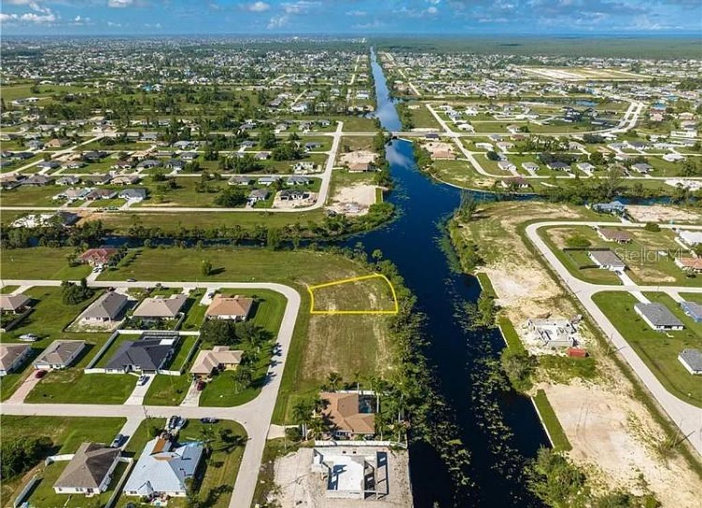 Image 5 of property listing at 2117 NE 43RD LANE, Cape Coral, FL 33909