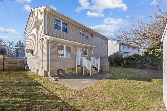 4 Quaker Court, West Babylon, NY 11704