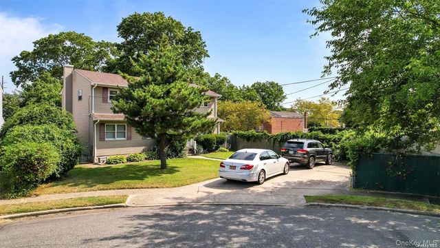 4 Quaker Court, West Babylon, NY 11704