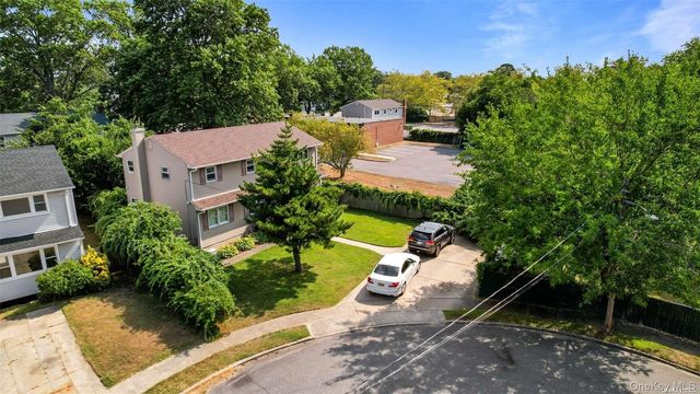 4 Quaker Court, West Babylon, NY 11704