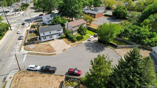 4 Quaker Court, West Babylon, NY 11704