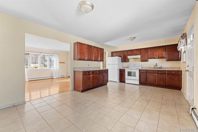 4 Quaker Court, West Babylon, NY 11704