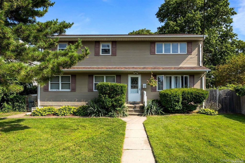 4 Quaker Court, West Babylon, NY 11704