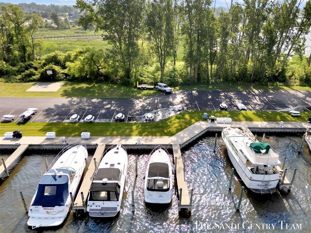 910 W Savidge Street, Spring Lake, MI 49456