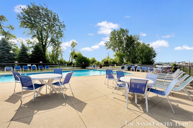 910 W Savidge Street, Spring Lake, MI 49456