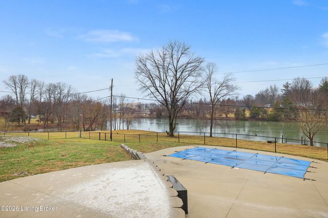 1031 Woodlake Dr, Lawrenceburg, KY 40342