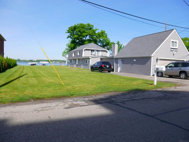 1704 Cass Lake Front Road, Keego Harbor, MI 48320