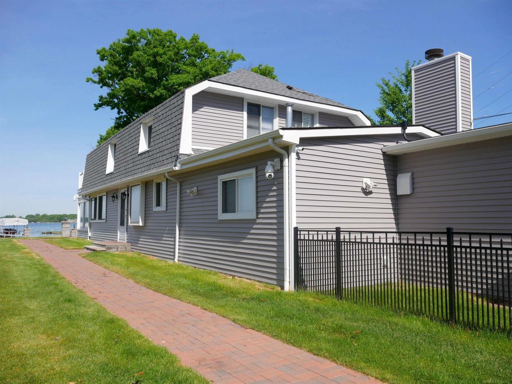 1704 Cass Lake Front Road, Keego Harbor, MI 48320