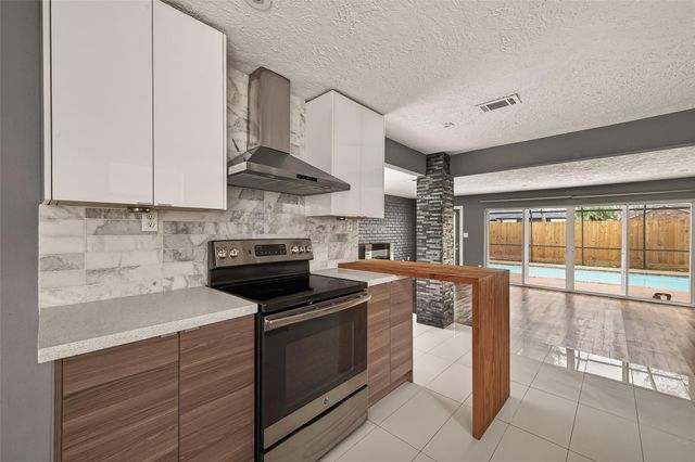 2130 Round Lake Drive, Houston, TX 77077