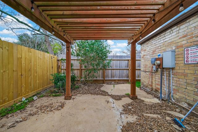 2130 Round Lake Drive, Houston, TX 77077