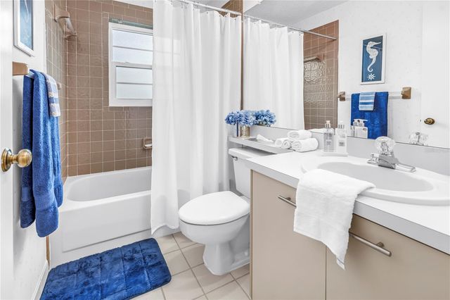 1044 ROMANO COURT NE, St Petersburg, FL 33702