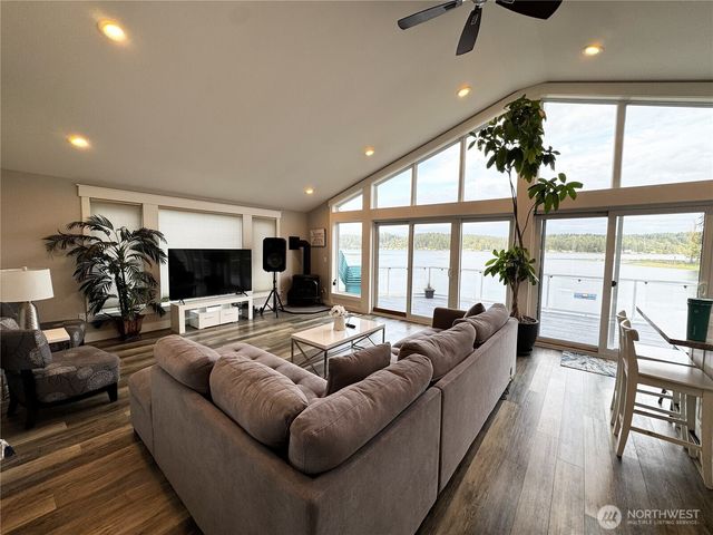 7360 E Grapeview Loop Road, Allyn, WA 98524