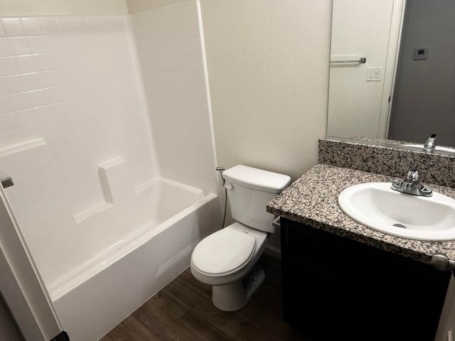 682 W Pin Oak Avenue, Porterville, CA 93257