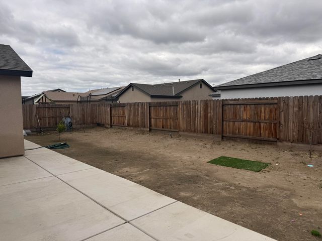 682 W Pin Oak Avenue, Porterville, CA 93257