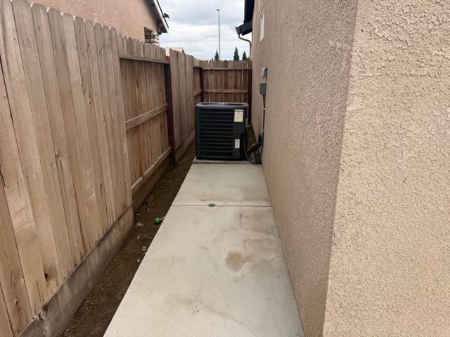 682 W Pin Oak Avenue, Porterville, CA 93257